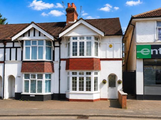 Maybury Hill, Woking GU22 3 bed end of terrace house to rent £2,250 pcm £519 pw
