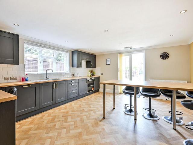 Maybury Road, Woking, GU21 6 bed house to rent £4,250 pcm £981 pw