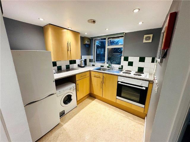 Maybury Road, Woking, Surrey, GU21 1 bed apartment to rent £1,290 pcm £298 pw