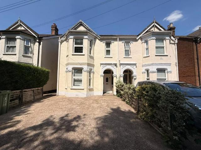 Maybury Road, Woking, Surrey, GU21 6 bed semi detached house to rent £4,250 pcm £981 pw