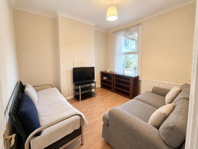 Maybury Street, Tooting Broadway, SW17 3 bed terraced house to rent £3,100 pcm £715 pw