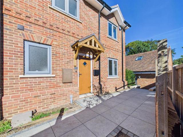 Maydencroft Lane, Hitchin SG4 3 bed cottage to rent £2,800 pcm £646 pw