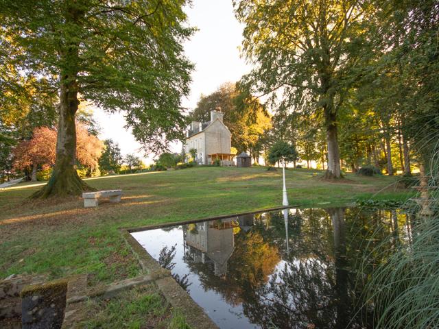 MAYENNE, La Dorée, ravissant « petit manoir », 4 chambres, 153 m2 habitables, dépendance, jardin, parc, puits, sur un terrain de 12 100 m2