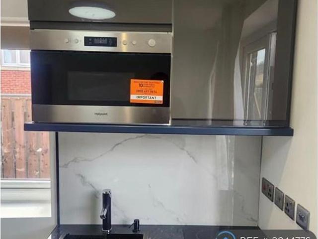 Mayfair Mount, Leeds, LS15 Studio to rent £800 pcm £185 pw
