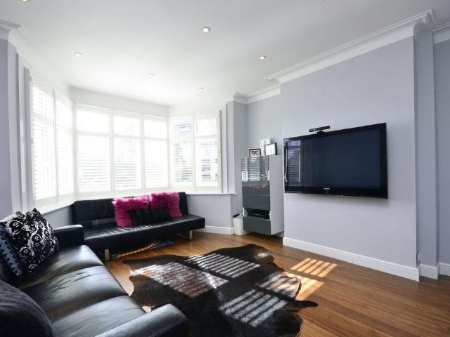 Mayfield Avenue, North Finchley. 4 bed terraced house to rent £6,400 pcm £1,477 pw
