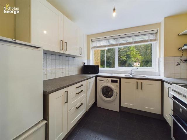 Mayfield Court, Moseley, B13 9HS 2 bed flat to rent £875 pcm £202 pw