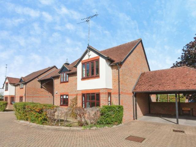 Mayfield Court, Reading Road, Hook, RG27 2 bed flat to rent £1,350 pcm £312 pw