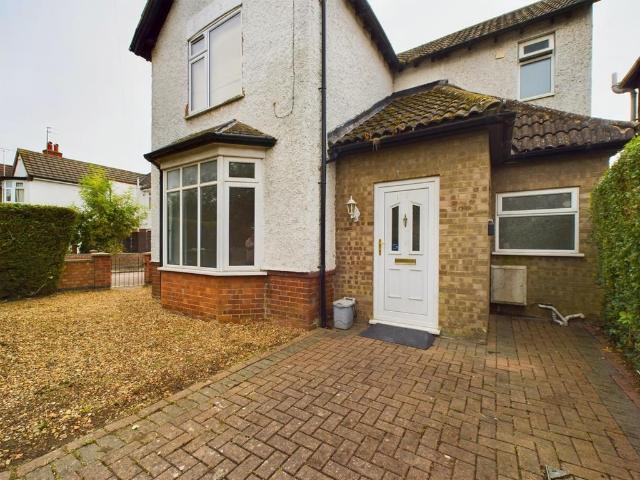 Mayors Walk, Peterborough PE3 2 bed ground floor flat to rent £1,050 pcm £242 pw
