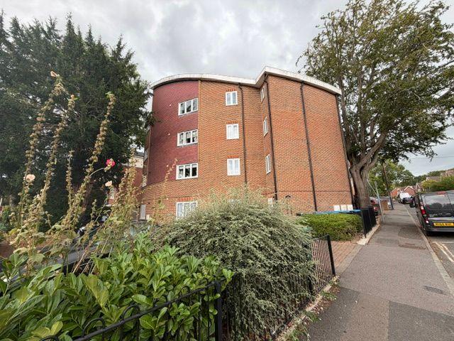 Maypole Road, East Grinstead RH19, 2 bed flat to rent, £1,375 pcm | PrimeLocation