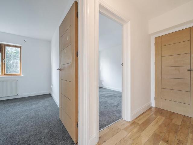 Mayplace Road East Bexleyheath DA7 2 bed flat to rent £1,750 pcm £404 pw