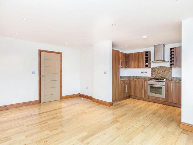 Mayplace Road East, Kent DA7 2 bed flat to rent £1,750 pcm £404 pw