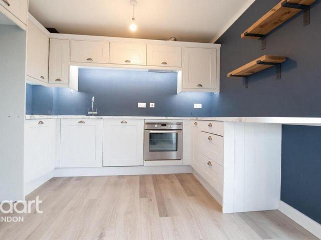 Mazurek Way, Swindon 2 bed apartment to rent £1,150 pcm £265 pw