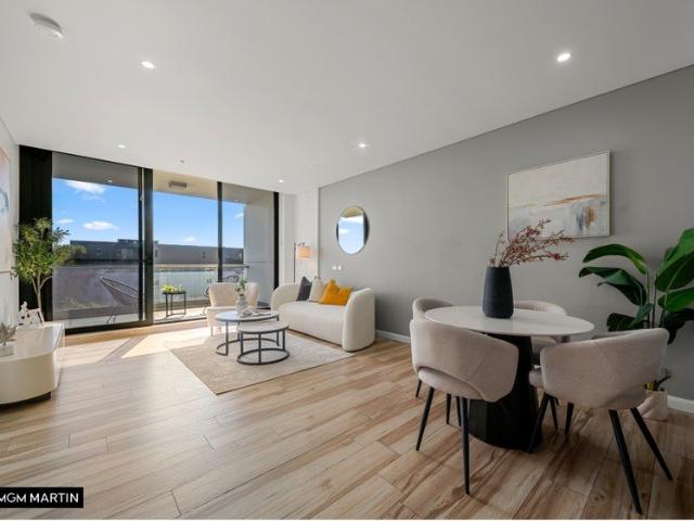 MGM MARTIN OVERSIZED ONE BEDROOM + STUDY APARTMENT