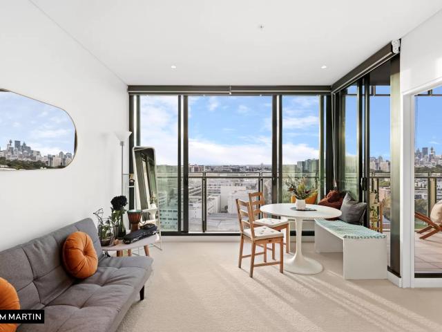 MGM MARTIN FULLY FURNISHED ONE BEDROOM APARTMENT WITH STUDY