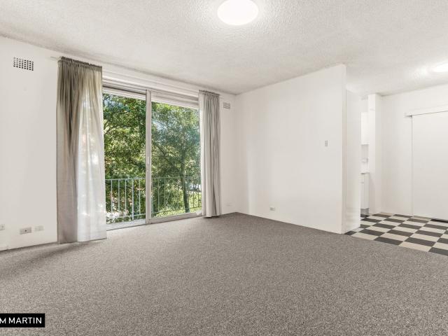 MGM MARTIN – STYLISHLY UPDATED 2 BEDROOM APARTMENT
