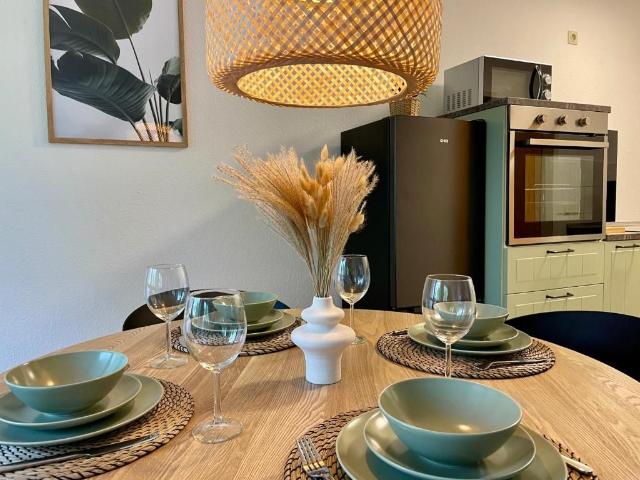 MD SFO | Suite First Option central Apt. Balcony & Parking ♡ Fully furnished & WiFi move in now!, Magdeburg Amsterdam Apartments for Rent