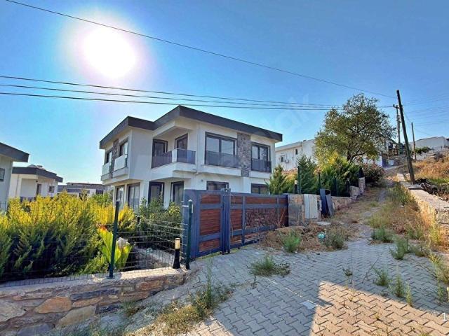 Meşelik Köy'ünde 622m2 Arsa İçinde 2ad 4+1 Dubleks İkiz Villa