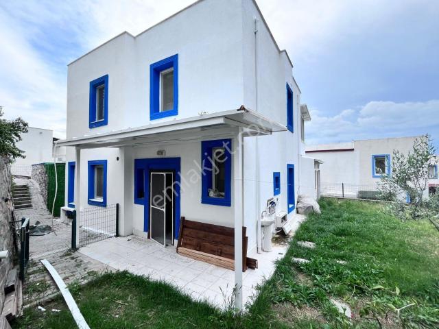 Meşelik'de Göl Manzaralı Havuzlu Site'de Müstakil Bahçeli Villa