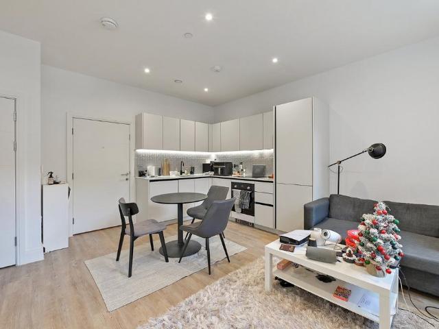 Memorial Avenue, Slough, Berkshire, SL1 1 bed apartment to rent £1,425 pcm £329 pw