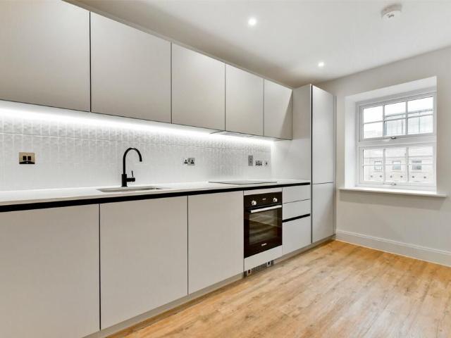 Memorial Avenue, Slough SL1, 1 bed flat to rent, £1,400 pcm | PrimeLocation