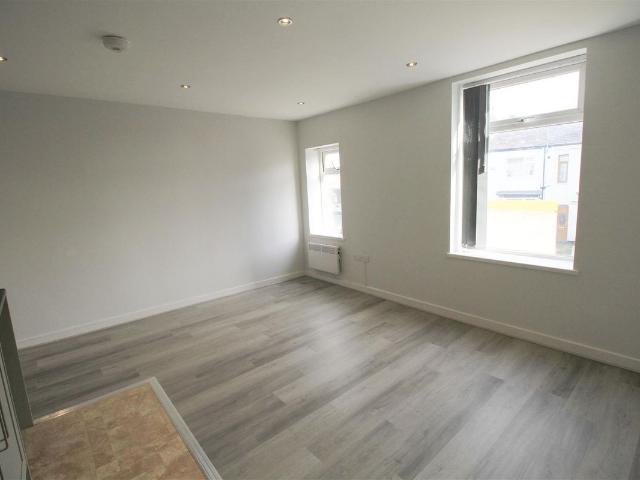 Memorial Road, Worsley M28, 2 bed flat to rent, £900 pcm | PrimeLocation