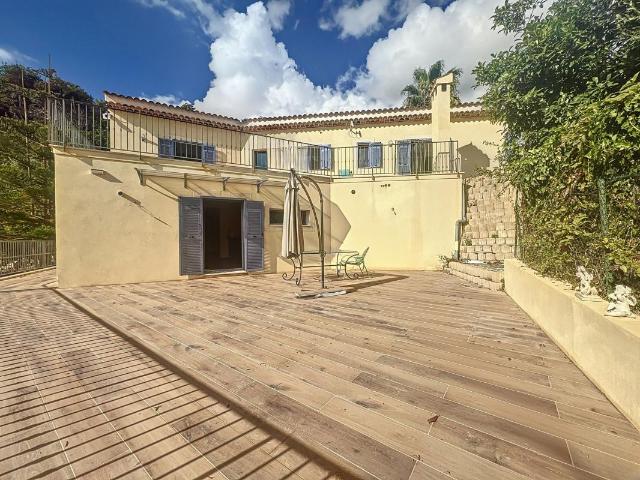 MENTON, PROPRIÉTÉ DE 250 M2 AVEC 2 000 M2 DE TERRAIN ET PISCINE