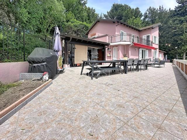 Menton – Villa lumineuse avec aperçu mer au sein d’une petit. 125m² Menton