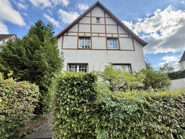 Menden: Freistehendes Wohnhaus mit Charakter und Entwicklungspotenzial in begehrter Wohnlage!