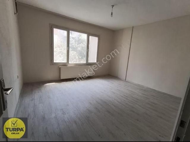 Menderes Cadddesinde Sıfır Tadilatlı Arakat Geniş 2+1