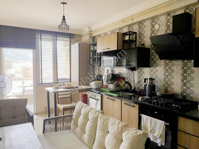 Menderes Caddesi İçi Yapılı Luks 2+1