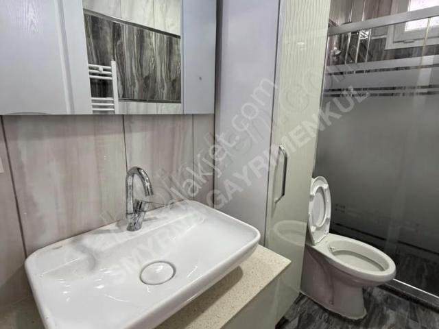 Menderes Caddesi Üzeri Satılık 1+1 Geniş Daire