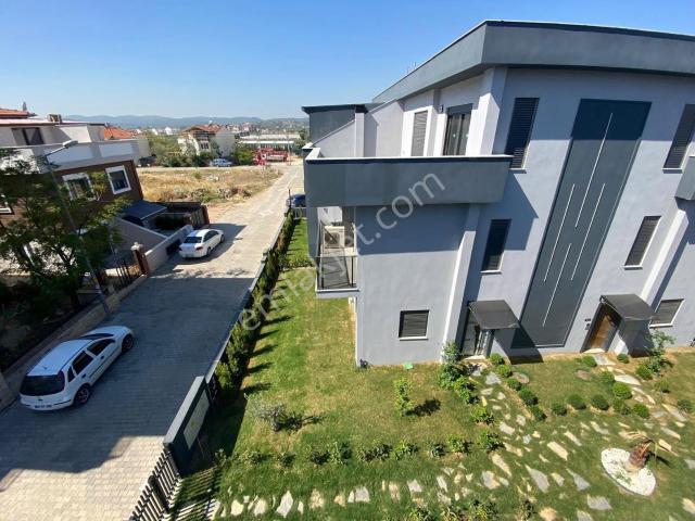 Menderes Cüneytbey Mahallesinde Kiralık Tripleks Villa