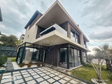 MENDERES GÖRECE'DE ÖZEL SİTE İÇİNDE MODERN MİMARİLİ LÜKS VİLLA