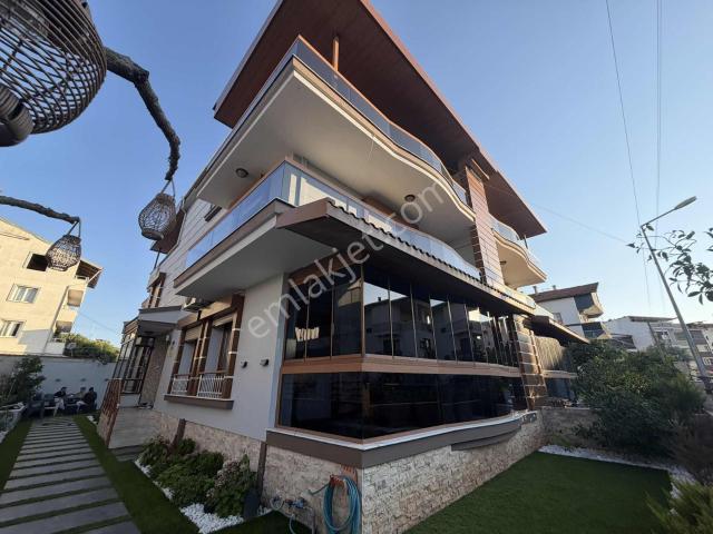 Menderes Kasımpaşa Mah De 270 M2 4+1 Ultra Lüks Satılık Villa