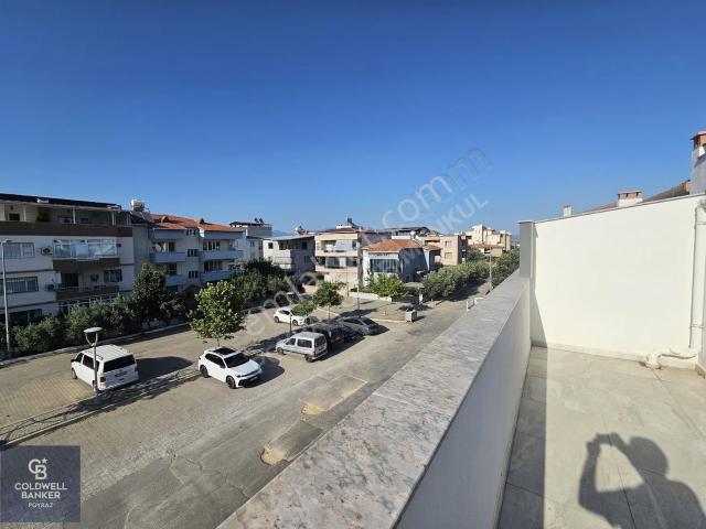 Menderes Kemalpaşa Mahallesi'nde Satılık 4+1 Trıpleks Villa