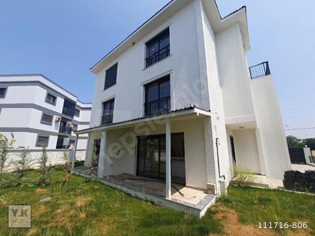 MENDERES MERKEZDE 5+1 TRİPLEKS GENİŞ BAHÇELİ VE TERASLI SIFIR LÜKS SATILIK VİLLA