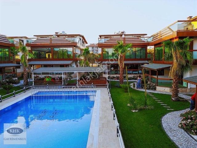 Menderes Merkezde Satılık 4+1 Site İçi Satılık Tripleks Villa