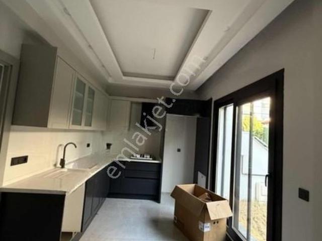 Menderes Mithatpaşa Mahallesinde 5+1 Villa Satılık