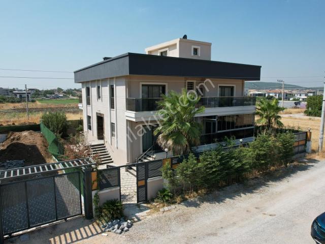 Menderes Oğlananasında 511 M² Arsa İçinde 311 M² Bahçeli Villa