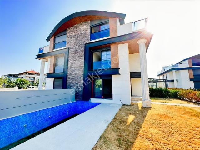 Menderes'te Defne Park Sitesi Arsası 300m2 3+1 Satılık Villa
