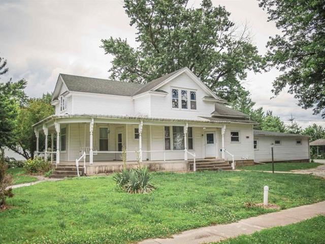 106 E Washington St, Mendon, IL 62351