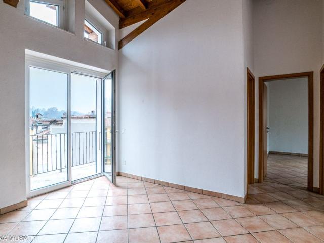 MENDRISIO – 3.5 LOCALI TRAVI A VISTA