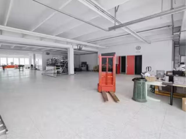 Mendrisio Lagerhaus mit Büro und Parkplatz