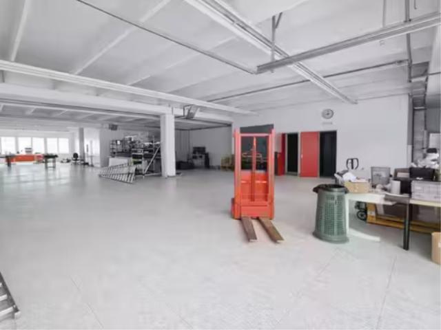 Mendrisio Lagerhaus mit Büro und Parkplatz