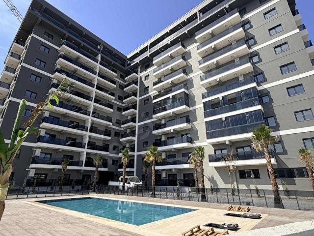 MENEMEN CUMHURİYET MAHALLESİNDE HAVUZ CEPHELİ 1+1 SATILIK DAİRE