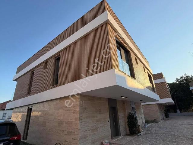 Menemen Günerli'de Lüks Mimarili Sıfır Kiralık Havuzlu Villa
