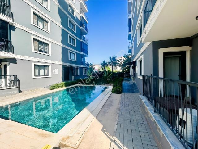 Menemen'de Cadde Üzerinde Havuzlu 1+1 Kiralık Daire