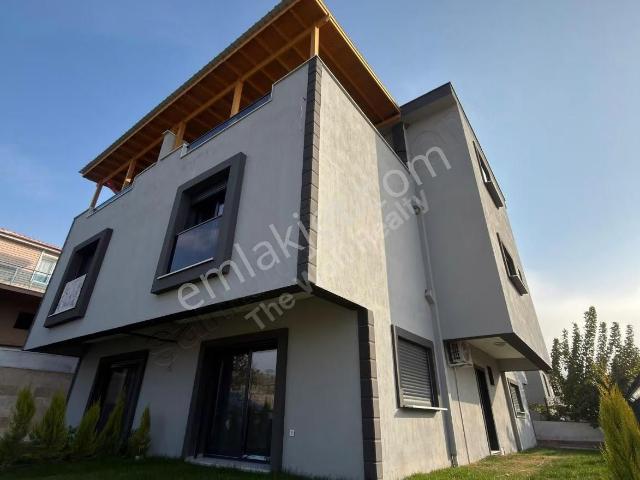 Menemende Satılık Villa Süleymanlıda Doğa İçinde Lüks Villa 3+2