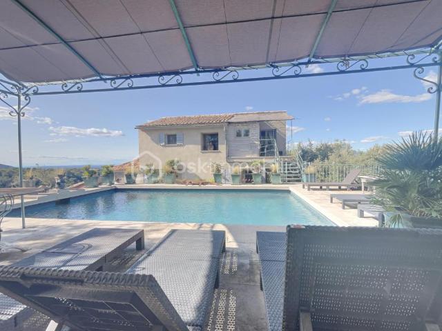 Ménerbes Exceptionnelle Propriété avec Vues à 360° Maison Principale, Pigeonnier & Jardin Piscine
