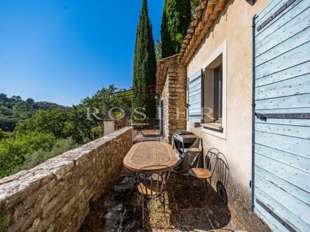 Ménerbes: propriété de village avec piscine, dépendances et vue